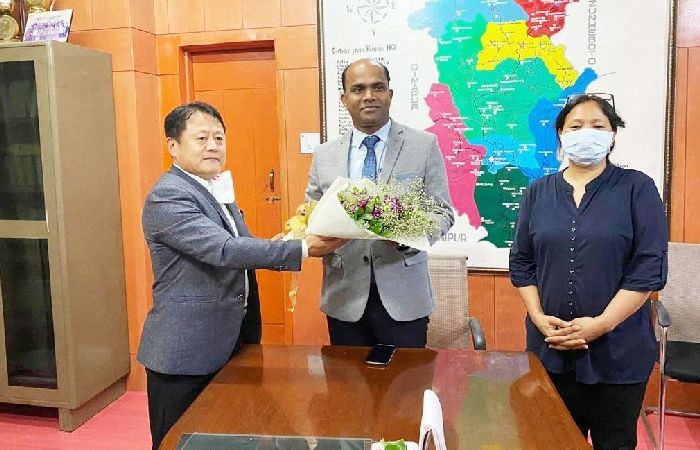 Outgoing Kohima Deputy Commissioner Thejawelie Gregory welcoming the new DC Mohammad Ali Shihab at the DC's office chamber in Kohima on October 9. (DIPR Photo)